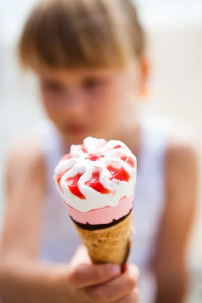 Ice cream held by young girl — Stock Photo, Image