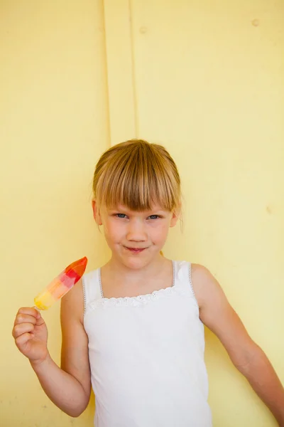 Menina segurando com picolé — Fotografia de Stock