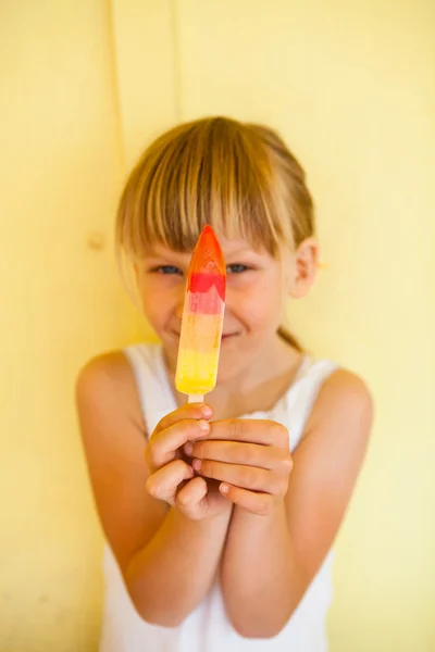 Young girl holding up popsicle — Stock Photo, Image