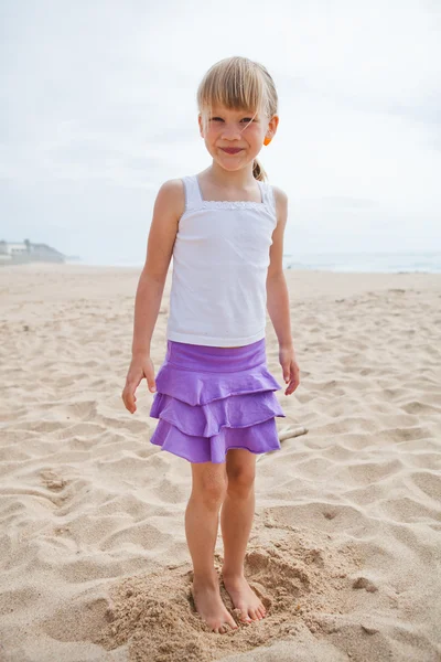 Jovem sorrindo menina na praia — Fotografia de Stock