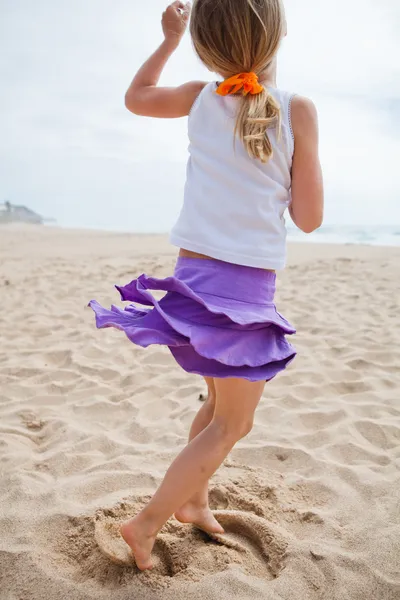 Young girl playing on beach — Stock Photo, Image