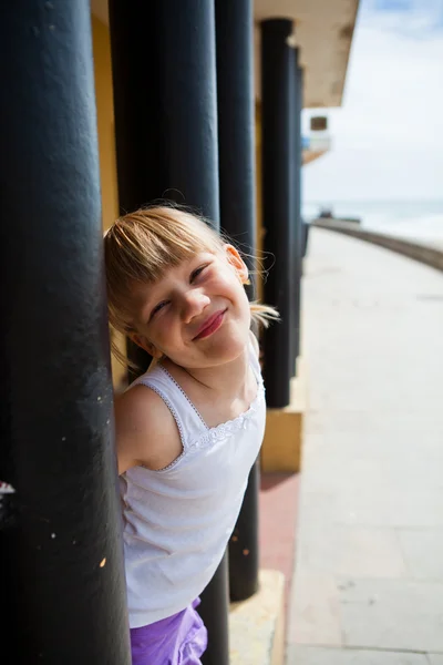 Młoda dziewczyna na plaży chodnik — Zdjęcie stockowe