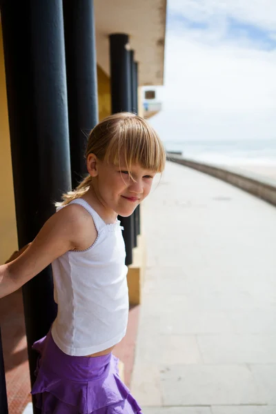 Chica joven en la pasarela junto a la playa — Foto de Stock
