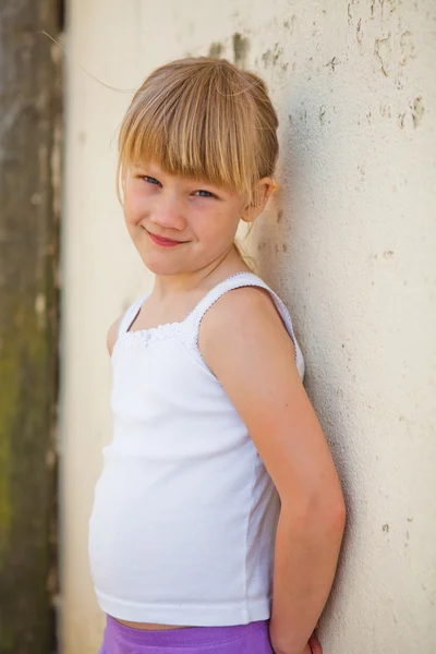 Portrait of young girl — Stock Photo, Image