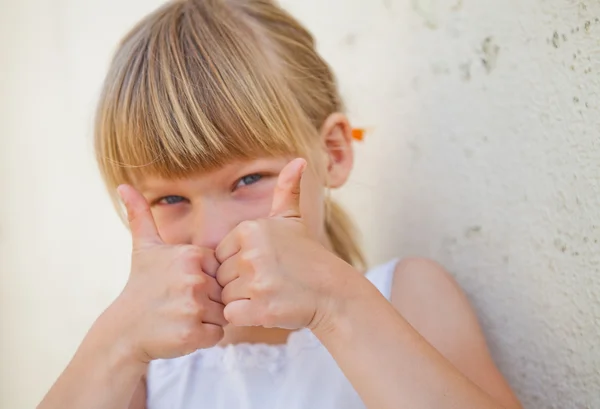 Joven chica haciendo ok signo —  Fotos de Stock