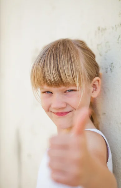 Mladá dívka dělá ok znamení — Stock fotografie
