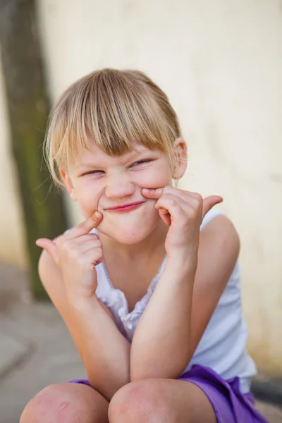 Porträt eines lächelnden jungen Mädchens — Stockfoto