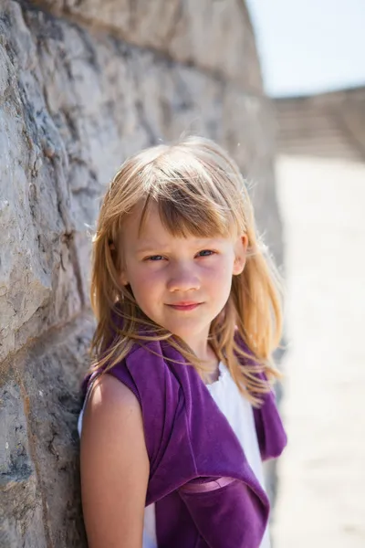 Retrato de niña en la playa — Foto de Stock