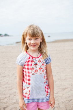 plajda gülümseyen genç kız