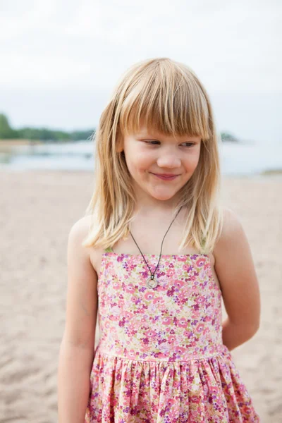 Souriant jeune fille à la plage — Photo