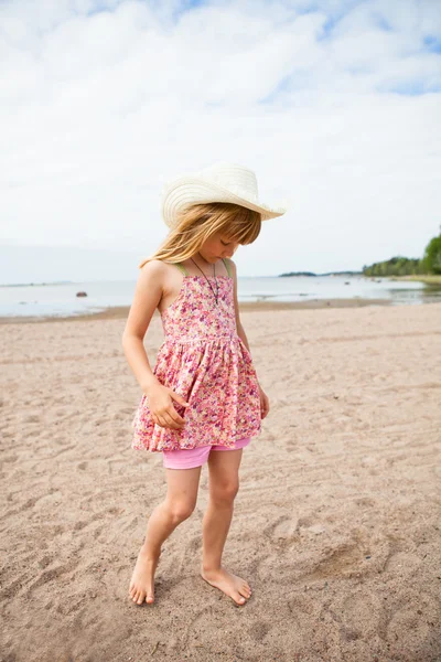 Young barefoot girl at beach — Stock Photo, Image