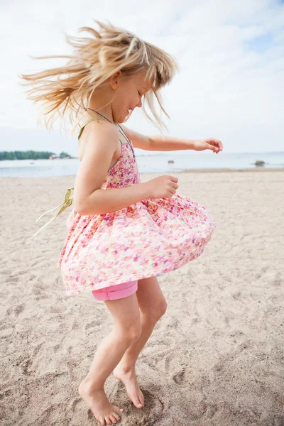 Genç kız plajda eğlenmek — Stok fotoğraf