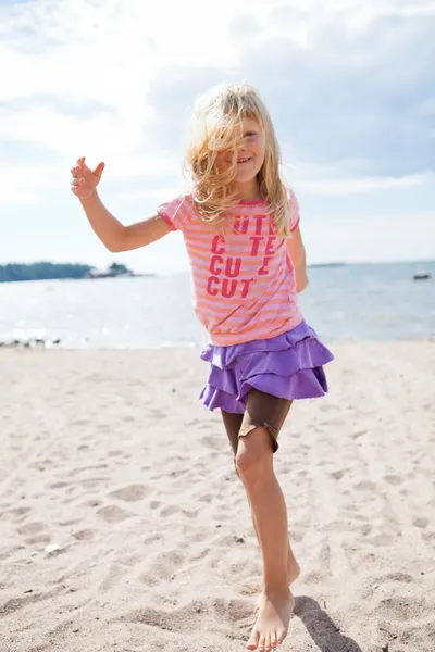Νεαρό κορίτσι στην παραλία — Φωτογραφία Αρχείου
