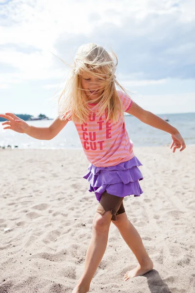 Genç kız plajda — Stok fotoğraf