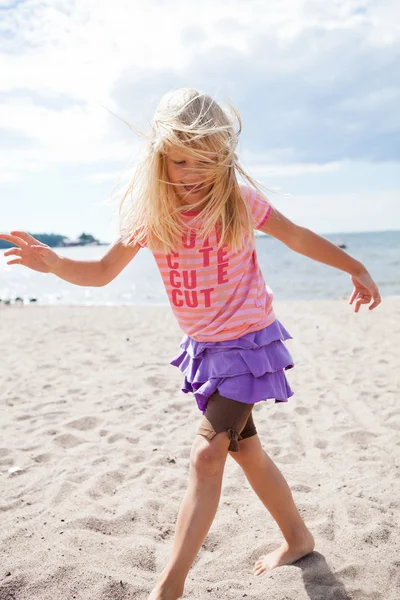 Junges Mädchen am Strand — Stockfoto