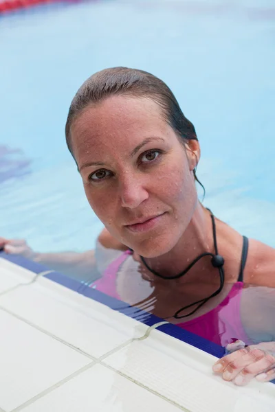 Female swimmer at pool edge — Stock Photo, Image