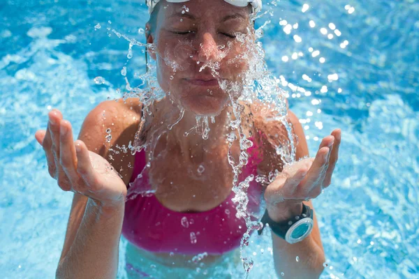 Nadadora femenina en la piscina —  Fotos de Stock