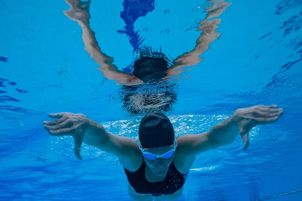 Natación bajo el agua —  Fotos de Stock