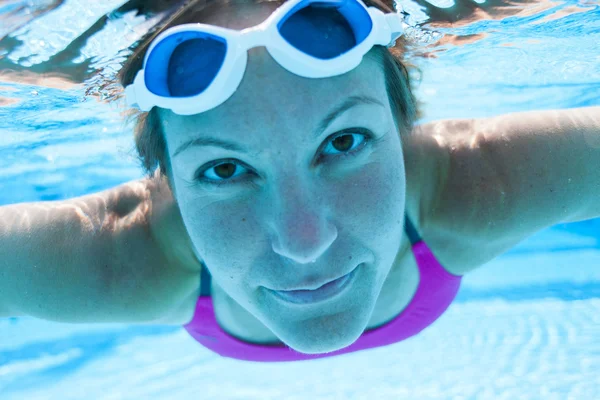 Sous l'eau dans la piscine — Photo