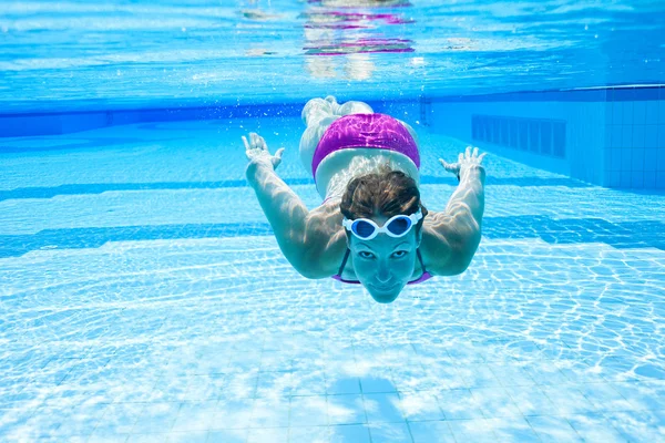 Sous l'eau dans la piscine — Photo