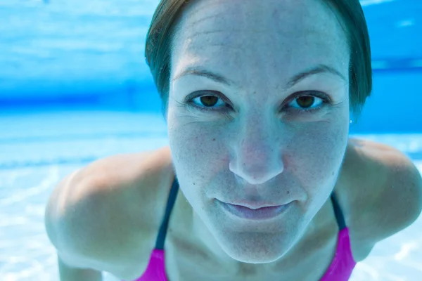 Sous l'eau dans la piscine — Photo