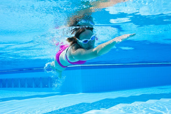 Natação na piscina — Fotografia de Stock