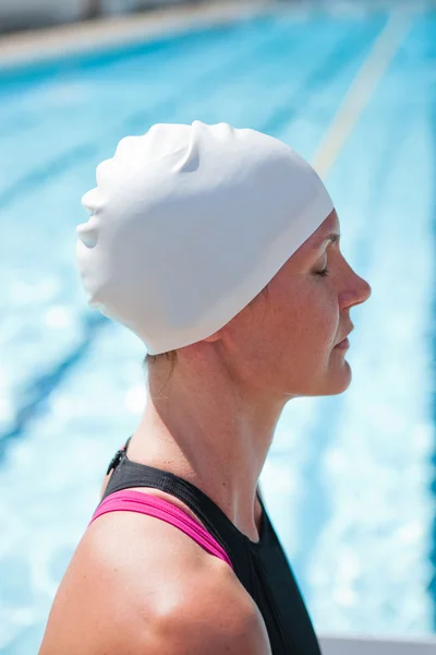 Femme nageuse à la piscine — Photo