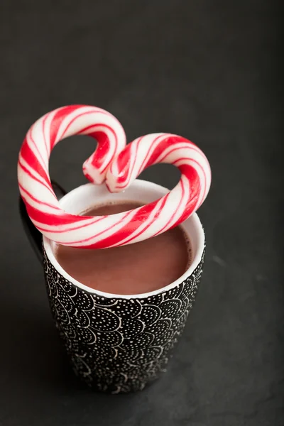 Heiße Schokolade und Herz aus Bonbons — Stockfoto