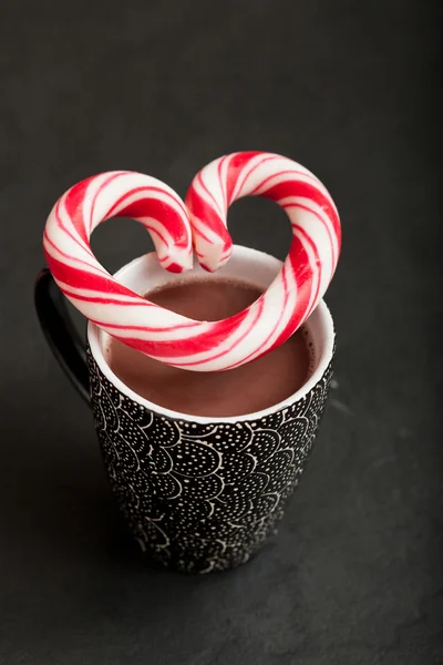 Cioccolata calda e cuore di caramelle — Foto Stock