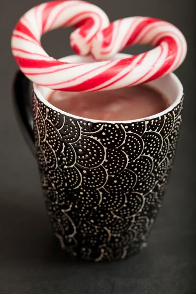 Chocolat chaud et bonbons coeur — Photo