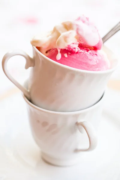 Raspberry and vanilla ice cream — Stock Photo, Image