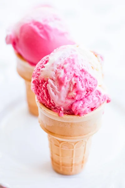 Helado de frambuesa y vainilla — Foto de Stock