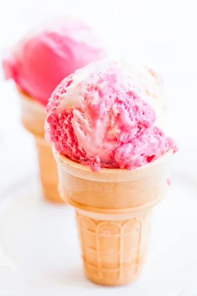 Raspberry and vanilla ice cream — Stock Photo, Image