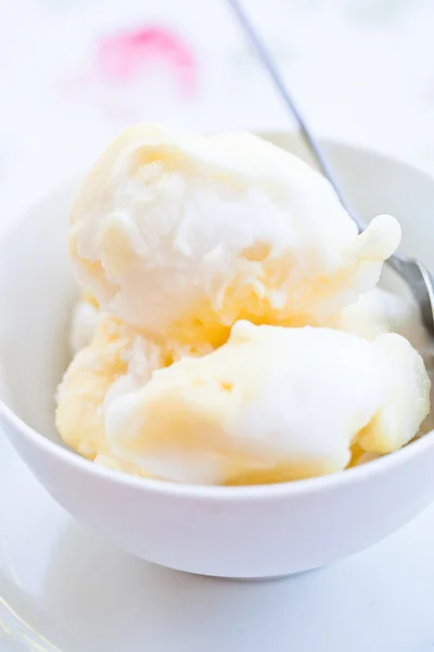 Helado de vainilla en un tazón — Foto de Stock