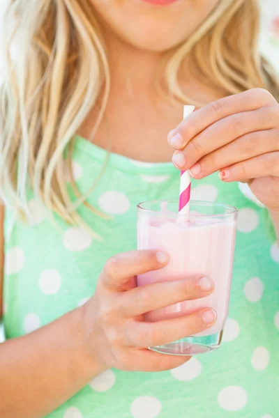Smoothie drink held by young girl — Stock Photo, Image