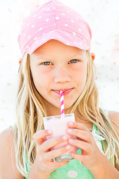 Young girl drinking smoothie — Stock Photo, Image