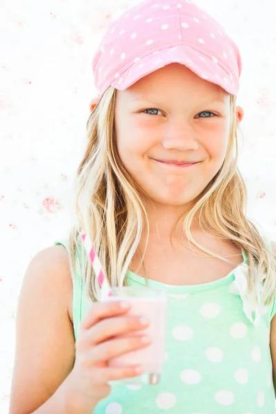 Sonriente chica joven sosteniendo smoothie bebida —  Fotos de Stock