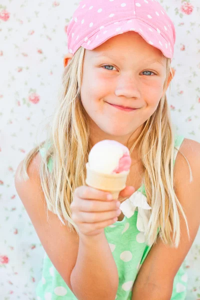 Giovane ragazza in possesso di cono gelato — Foto Stock