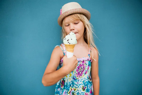 Jeune fille tenant la crème glacée — Photo