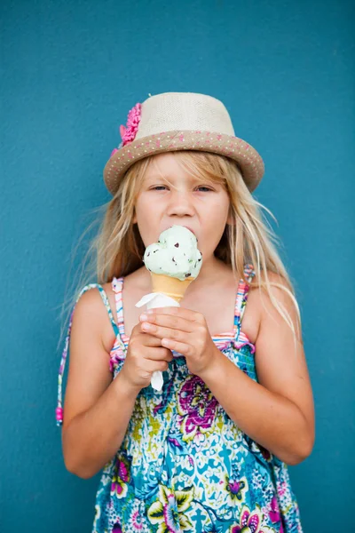 Giovane ragazza mangiare gelato — Foto Stock