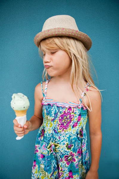 Молодая девушка держит мороженое рожок — стоковое фото