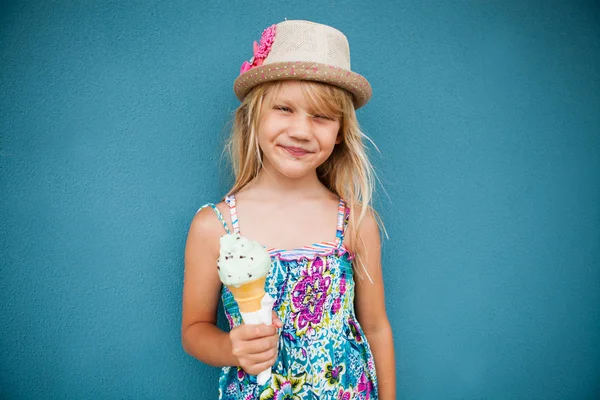 Giovane ragazza in possesso di cono gelato — Foto Stock