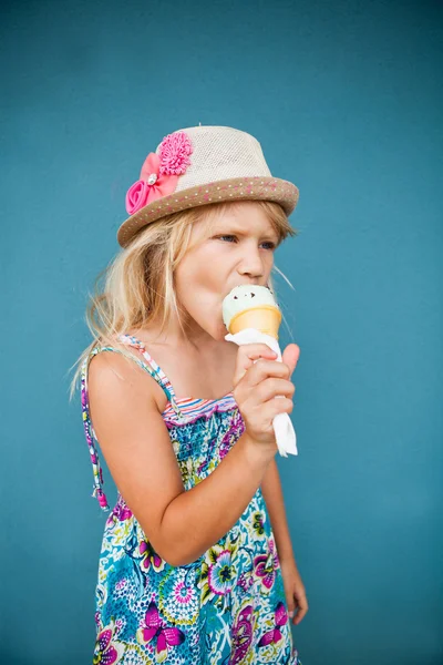 Junges Mädchen isst Eis — Stockfoto