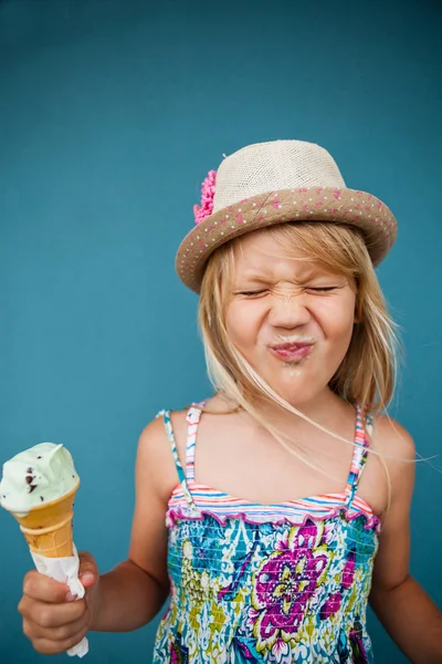 Menina segurando cone de sorvete — Fotografia de Stock