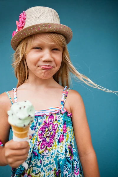 Chica joven sosteniendo cono de helado —  Fotos de Stock