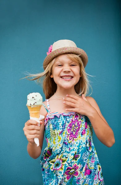 Giovane ragazza in possesso di cono gelato — Foto Stock