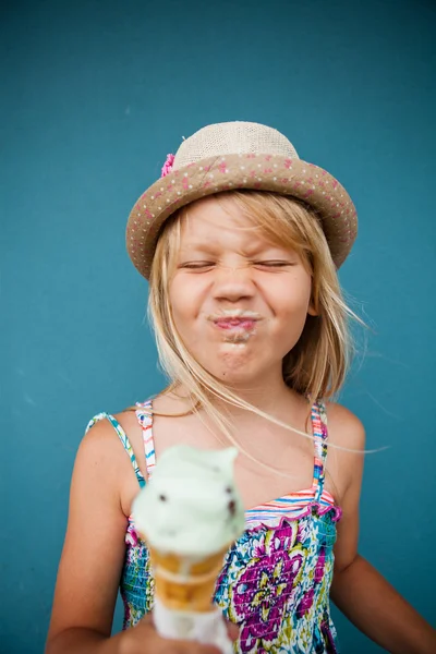 Chica joven sosteniendo cono de helado —  Fotos de Stock