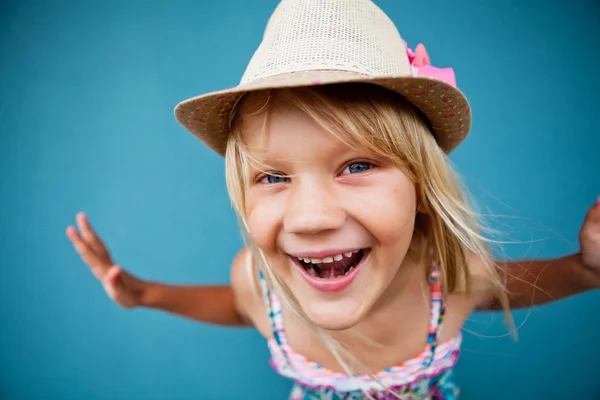 遊び心のあるかわいい若い女の子 — ストック写真