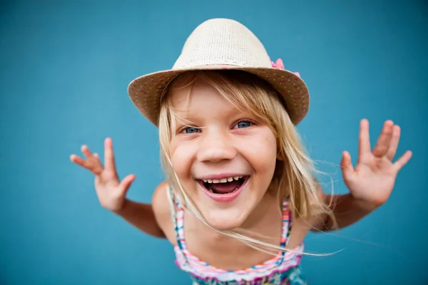 Verspielte süße junge Mädchen — Stockfoto