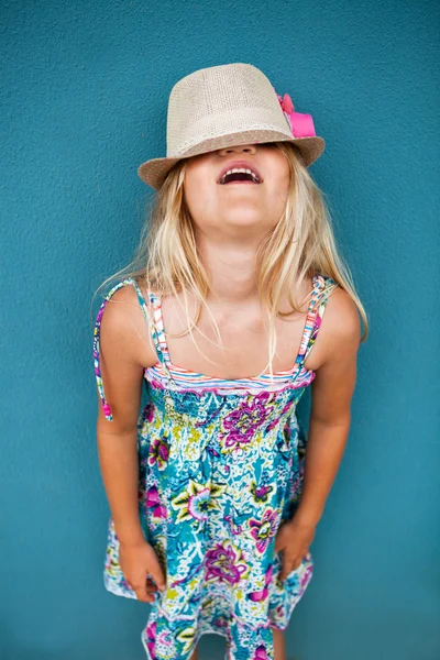 Hravá roztomilá mladá dívka — Stock fotografie
